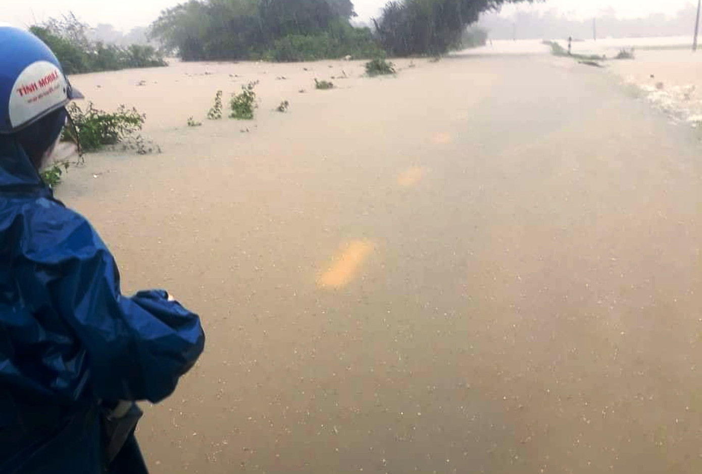 Đường sá ngập lụt nguy hiểm tại TT-Huế trong đợt mưa lũ bắt đầu từ chiều 31/3