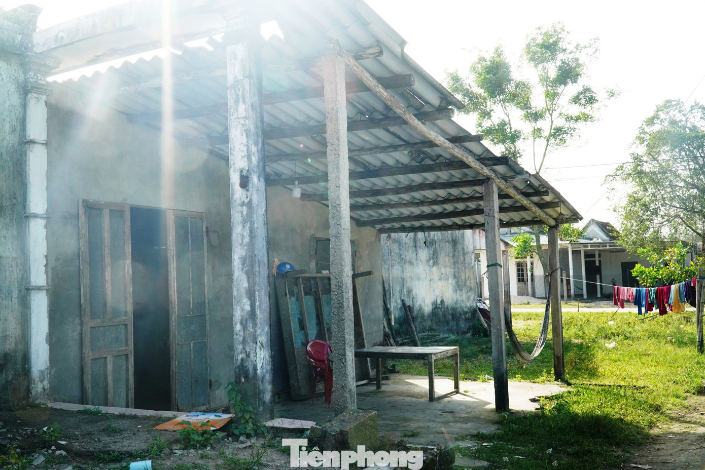 Nói về tình hình địa phương, ông Lê Công Minh - Chủ tịch UBND xã Lộc Vĩnh, cho biết, từ năm 2011, hơn 100 hộ dân tại thôn Phú Hải đã được đưa vào danh sách di dời, tái định cư để nhường đất cho dự án. Phần lớn nhà cửa, đất đai đều đã được rà soát, thẩm định từ nhiều năm trước. Thế nhưng, đến nay, công tác giải phóng mặt bằng vẫn dậm chân tại chỗ. Nói về tình hình địa phương, ông Lê Công Minh - Chủ tịch UBND xã Lộc Vĩnh, cho biết, từ năm 2011, hơn 100 hộ dân tại thôn Phú Hải đã được đưa vào danh sách di dời, tái định cư để nhường đất cho dự án. Phần lớn nhà cửa, đất đai đều đã được rà soát, thẩm định từ nhiều năm trước. Thế nhưng, đến nay, công tác giải phóng mặt bằng vẫn dậm chân tại chỗ.