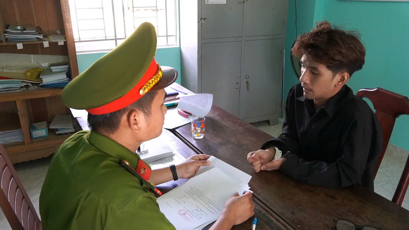 Lê Viết Hoàng Hiếu tại cơ quan công an. Ảnh: CACC