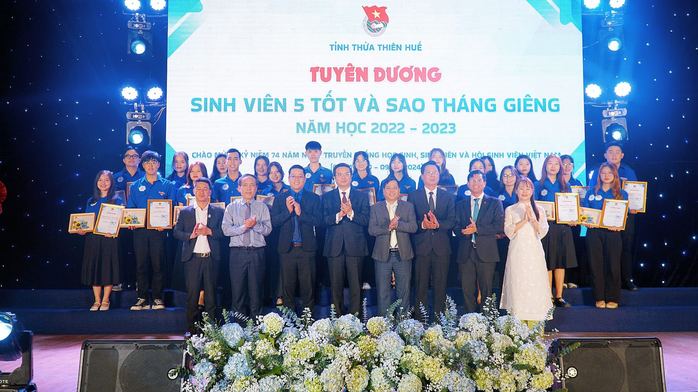 Tỉnh Đoàn TT-Huế tuyên dương 19 sinh viên đạt danh hiệu Sinh viên 5 tốt và 22 sinh viên đạt danh hiệu Sao tháng Giêng cấp tỉnh. Tỉnh Đoàn TT-Huế tuyên dương 19 sinh viên đạt danh hiệu Sinh viên 5 tốt và 22 sinh viên đạt danh hiệu Sao tháng Giêng cấp tỉnh.