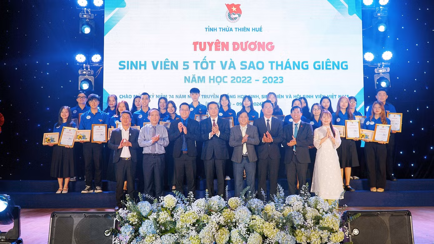 Tỉnh Đoàn TT-Huế tuyên dương 19 sinh viên đạt danh hiệu Sinh viên 5 tốt và 22 sinh viên đạt danh hiệu Sao tháng Giêng cấp tỉnh.