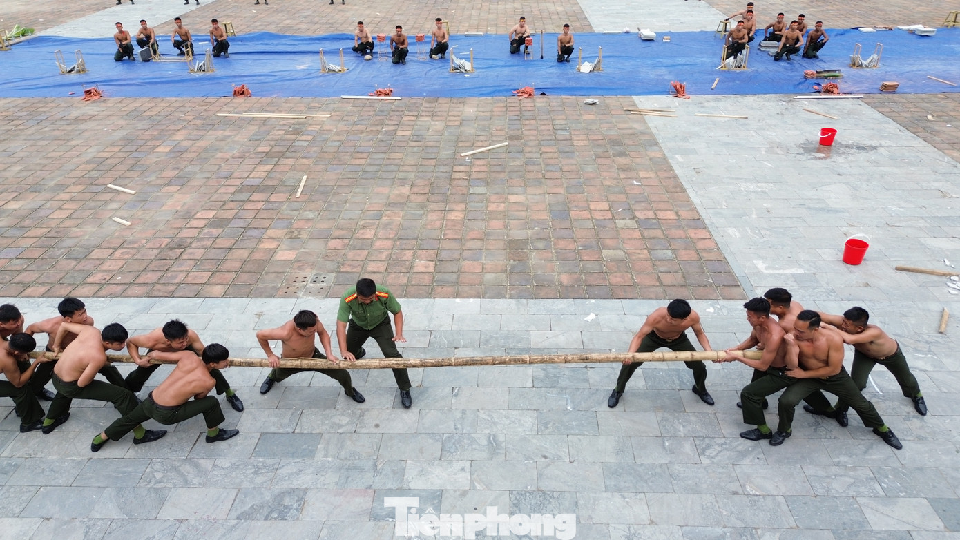 150 cán bộ, chiến sĩ biểu diễn khí công, thể hiện khả năng tấn công, công phá phi thường và các vận động vượt qua địa hình, vật cản, bắn súng ứng dụng, vận động cơ bản, công phá mục tiêu...