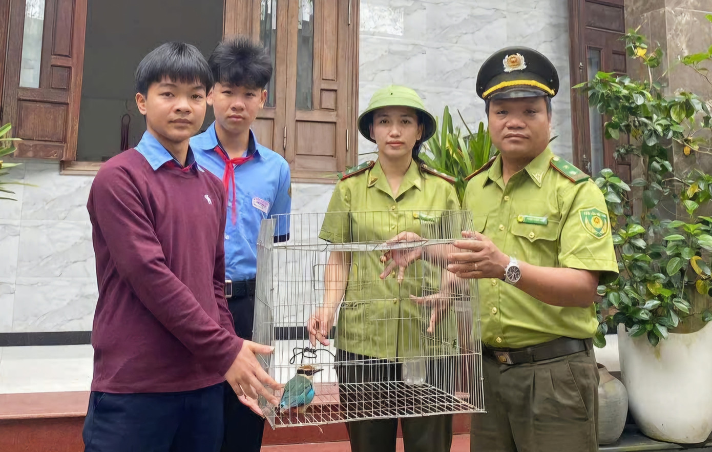 Em Nguyễn Văn Anh Kiệt bàn giao cá thể chim quý hiếm cho cơ quan kiểm lâm. Em Nguyễn Văn Anh Kiệt bàn giao cá thể chim quý hiếm cho cơ quan kiểm lâm.