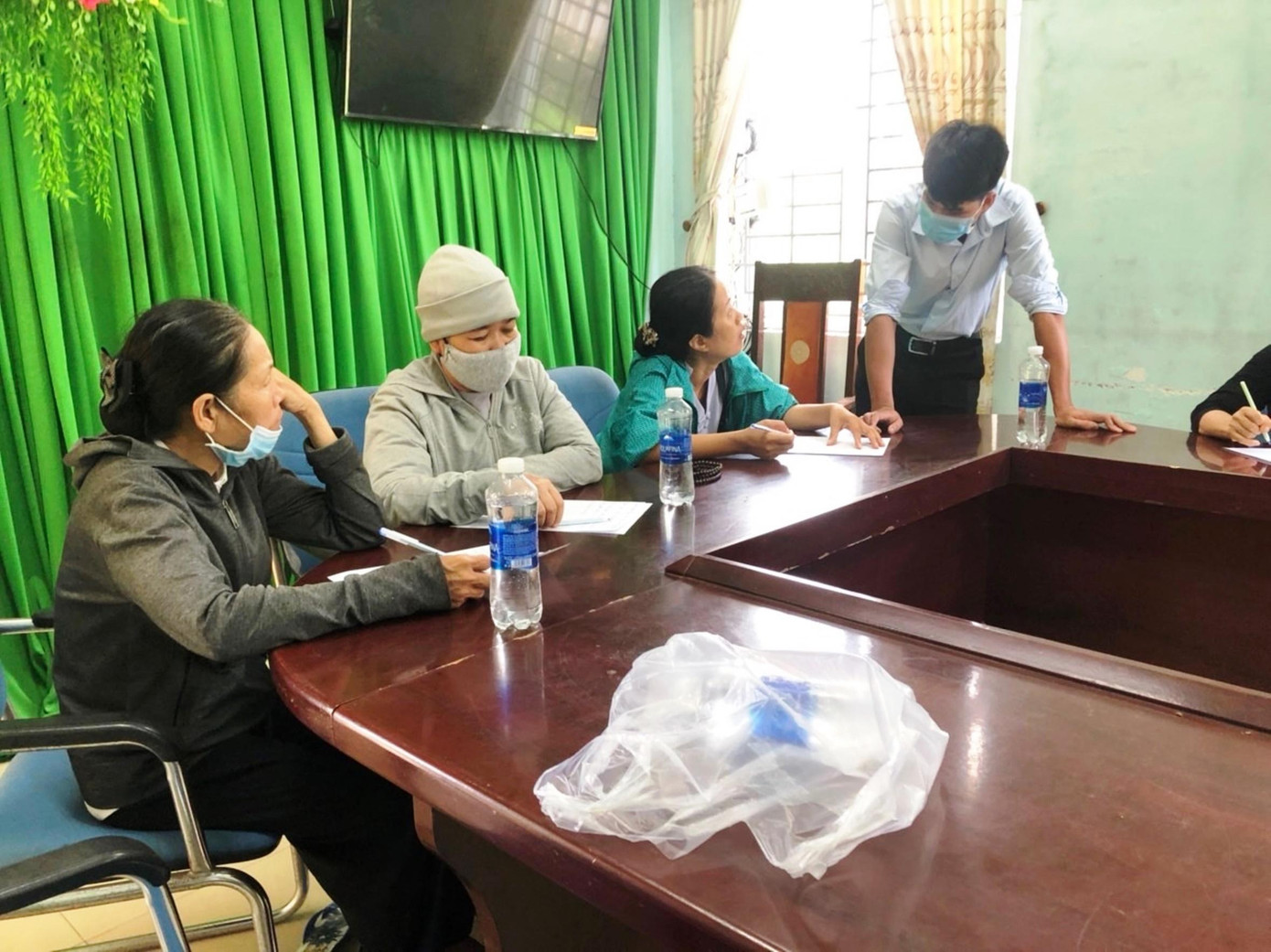 Công an, chính quyền địa phương làm việc với nhóm người tụ tập sinh hoạt "Nhất quán đạo" ở xã Phú Mỹ, huyện Phú Vang, tỉnh TT-Huế