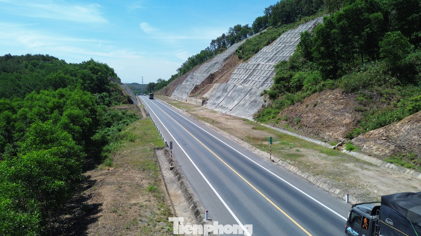 Ban đầu, dự án được đề xuất triển khai theo trình tự công trình khẩn cấp. Tuy nhiên, qua xem xét, cân nhắc nhiều yếu tố và các nội dung liên quan, dự án sau đó được quyết định triển khai theo quy trình đầu tư thông thường. BQLDA đường Hồ Chí Minh và bộ chủ quản được yêu cầu rà soát lại toàn bộ nội dung đã triển khai giai đoạn 1, để rút ngắn thời gian thực hiện dự án mà không phải thực hiện theo quy trình khẩn cấp. Ban đầu, dự án được đề xuất triển khai theo trình tự công trình khẩn cấp. Tuy nhiên, qua xem xét, cân nhắc nhiều yếu tố và các nội dung liên quan, dự án sau đó được quyết định triển khai theo quy trình đầu tư thông thường. BQLDA đường Hồ Chí Minh và bộ chủ quản được yêu cầu rà soát lại toàn bộ nội dung đã triển khai giai đoạn 1, để rút ngắn thời gian thực hiện dự án mà không phải thực hiện theo quy trình khẩn cấp.