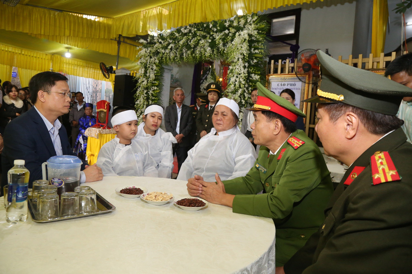 Lãnh đạo UBND tỉnh và Công an TT-Huế thăm hỏi, động viên, chia buồn cùng gia đình Trung tá Trần Duy Hùng. Lãnh đạo UBND tỉnh và Công an TT-Huế thăm hỏi, động viên, chia buồn cùng gia đình Trung tá Trần Duy Hùng.