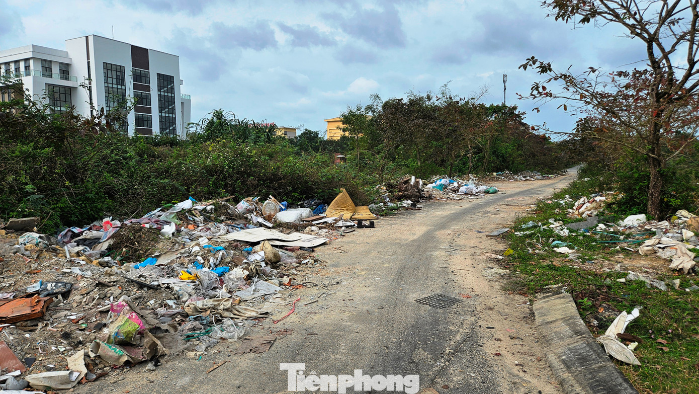 Tìm hiểu của PV, do thiếu biện pháp giám sát và chế tài xử phạt, người dân, nhân viên ĐH Huế lo sợ bị trả thù khi phản ứng hành vi vi phạm môi trường, nên việc ngăn chặn, xử lý nạn đổ rác tại đây vẫn chưa hiệu quả, thậm chí trở nên mất kiểm soát. Tìm hiểu của PV, do thiếu biện pháp giám sát và chế tài xử phạt, người dân, nhân viên ĐH Huế lo sợ bị trả thù khi phản ứng hành vi vi phạm môi trường, nên việc ngăn chặn, xử lý nạn đổ rác tại đây vẫn chưa hiệu quả, thậm chí trở nên mất kiểm soát.