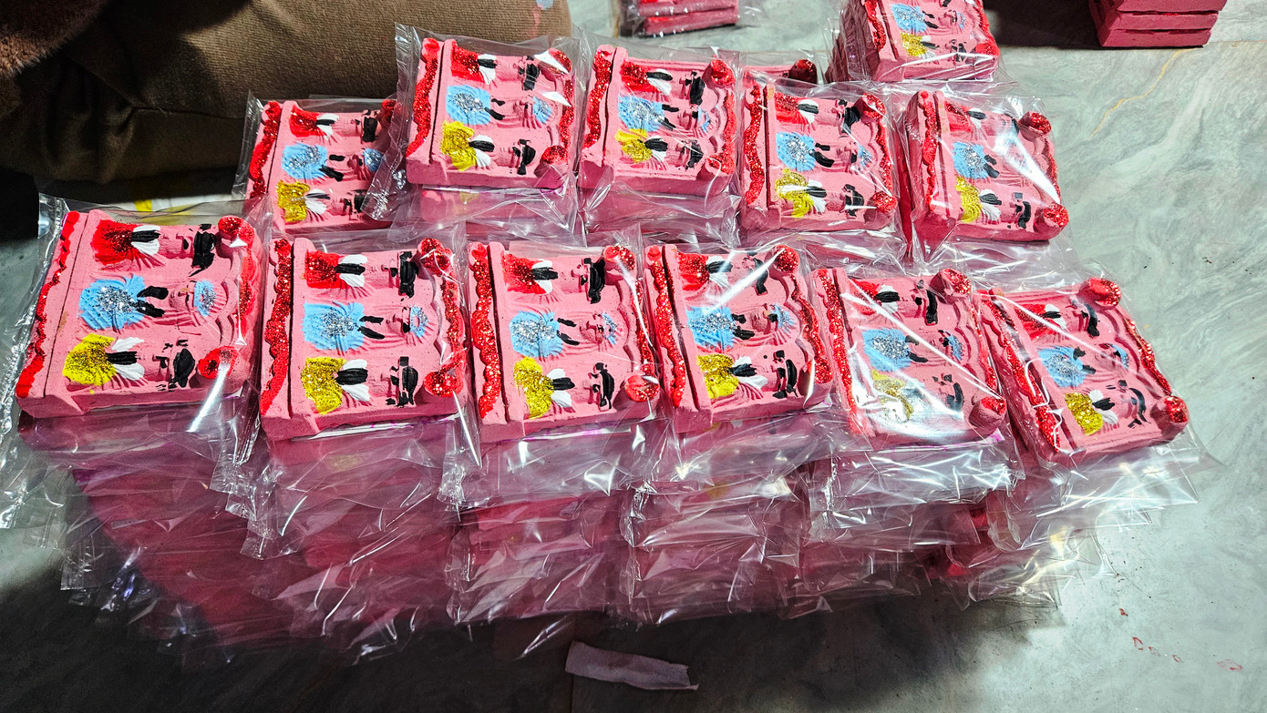 “Để đủ sản phẩm cung ứng ra thị trường dịp này gia đình đã chuẩn bị từ nhiều tháng trước bây giờ chỉ hoàn thành những bước cuối cùng. Dự kiến năm nay gia đình cung ứng ra thị trường khoảng hơn 5 vạn ông tượng Táo, với giá gần 2.000 đồng/tượng”, bà Vân nói.