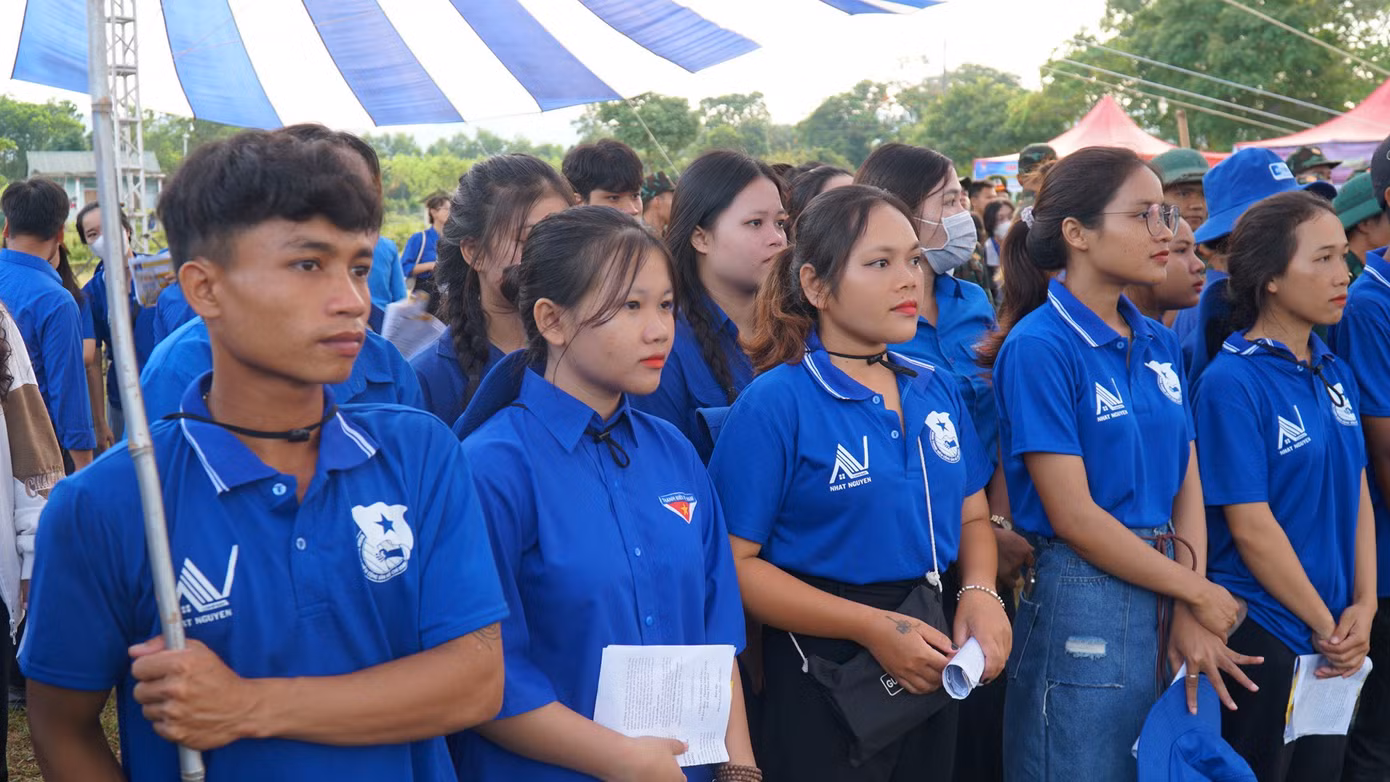 Đoàn viên thanh niên dự lễ ra quân.