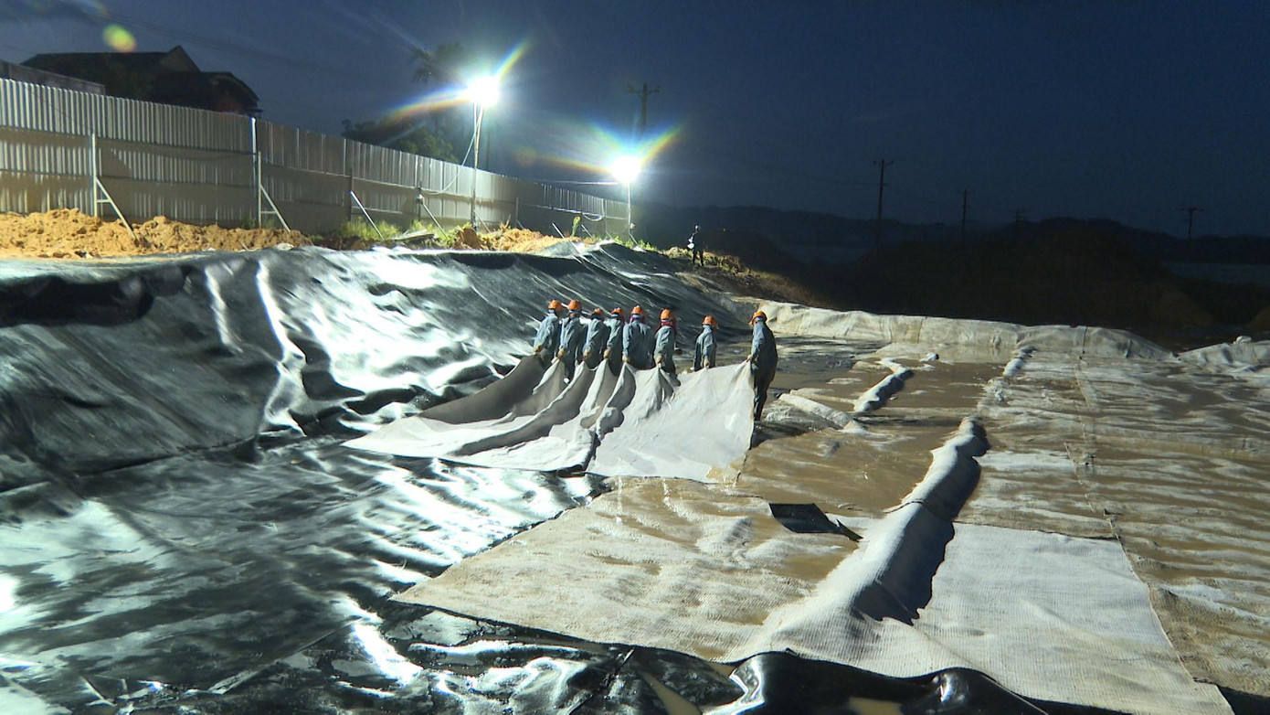 Kết quả khảo sát của một số dự án cho thấy, diện tích ô nhiễm ước tính khoảng 5ha, chiều sâu ô nhiễm trung bình 0,7m, tổng khối lượng trầm tích cần xử lý là 35.000 m3, trong đó 6.600 m3 đất nhiễm có nồng độ ô nhiễm trên 200ppt. Kết quả khảo sát của một số dự án cho thấy, diện tích ô nhiễm ước tính khoảng 5ha, chiều sâu ô nhiễm trung bình 0,7m, tổng khối lượng trầm tích cần xử lý là 35.000 m3, trong đó 6.600 m3 đất nhiễm có nồng độ ô nhiễm trên 200ppt.