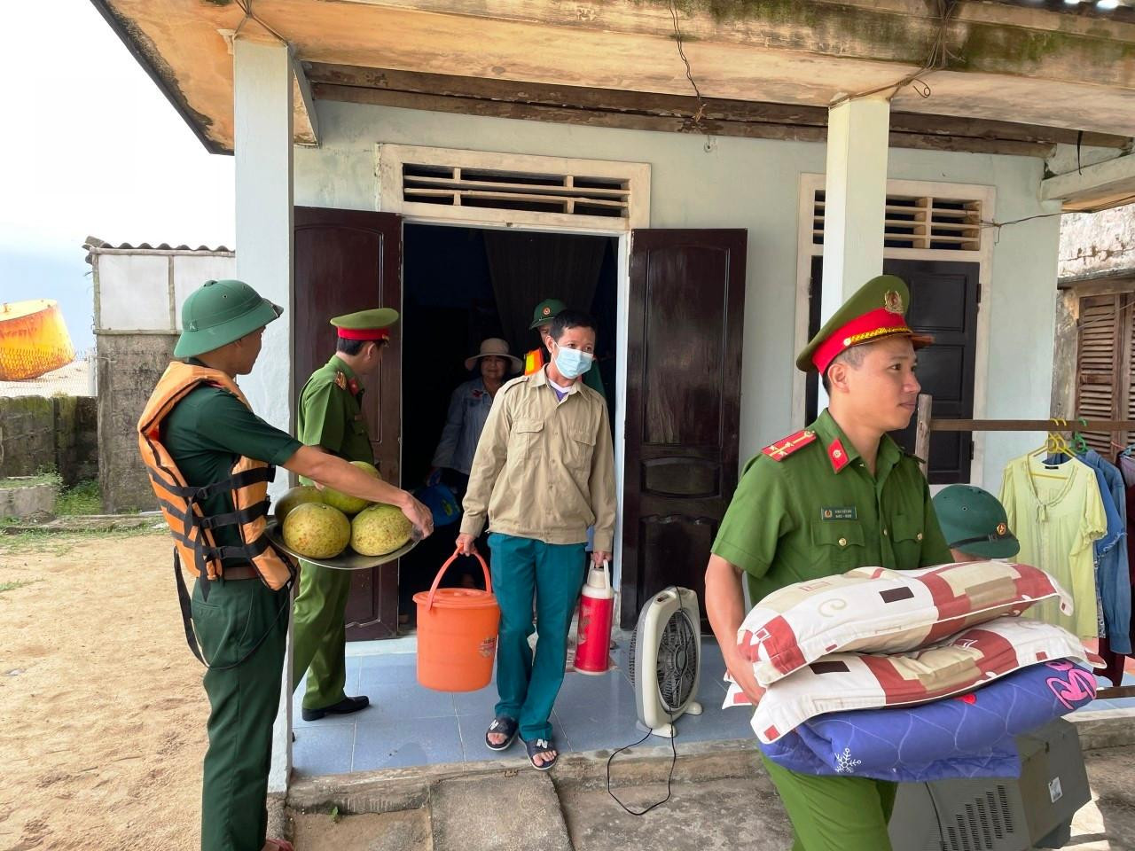 Lực lượng công an, quân đội tại TT-Huế hỗ trợ di chuyển tài sản người dân đến nơi an toàn sau khi bà con được sơ tán tránh bão.