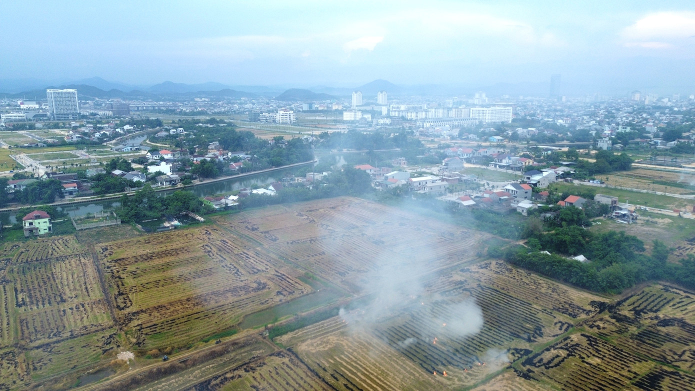 Nhằm giảm thiểu tác hại do vấn nạn đốt rơm rạ gây ra, cơ quan chức năng TP Huế khuyến cáo người dân nên tái sử dụng rơm rạ sau thu hoạch để trồng nấm rơm, ủ rơm làm thức ăn cho gia súc, ủ phân hữu cơ, che phủ đất trồng trọt…, góp phần giảm thiểu ô nhiễm môi trường. Khi phát hiện tình trạng đốt rơm rạ, người dân cần gửi phản ánh qua ứng dụng Hue-S hoặc liên hệ trực tiếp qua tổng đài 19001075 để được xử lý kịp thời. Nhằm giảm thiểu tác hại do vấn nạn đốt rơm rạ gây ra, cơ quan chức năng TP Huế khuyến cáo người dân nên tái sử dụng rơm rạ sau thu hoạch để trồng nấm rơm, ủ rơm làm thức ăn cho gia súc, ủ phân hữu cơ, che phủ đất trồng trọt…, góp phần giảm thiểu ô nhiễm môi trường. Khi phát hiện tình trạng đốt rơm rạ, người dân cần gửi phản ánh qua ứng dụng Hue-S hoặc liên hệ trực tiếp qua tổng đài 19001075 để được xử lý kịp thời.