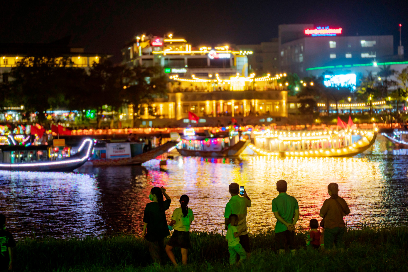 Chương trình cũng nhằm hình thành một lễ hội văn hóa mới cho nhân dân TP Huế, góp phần vào tiến trình xây dựng Huế thành đô thị di sản theo tinh thần Nghị quyết 54 của Bộ Chính trị. Ảnh: Đ.Hoàng