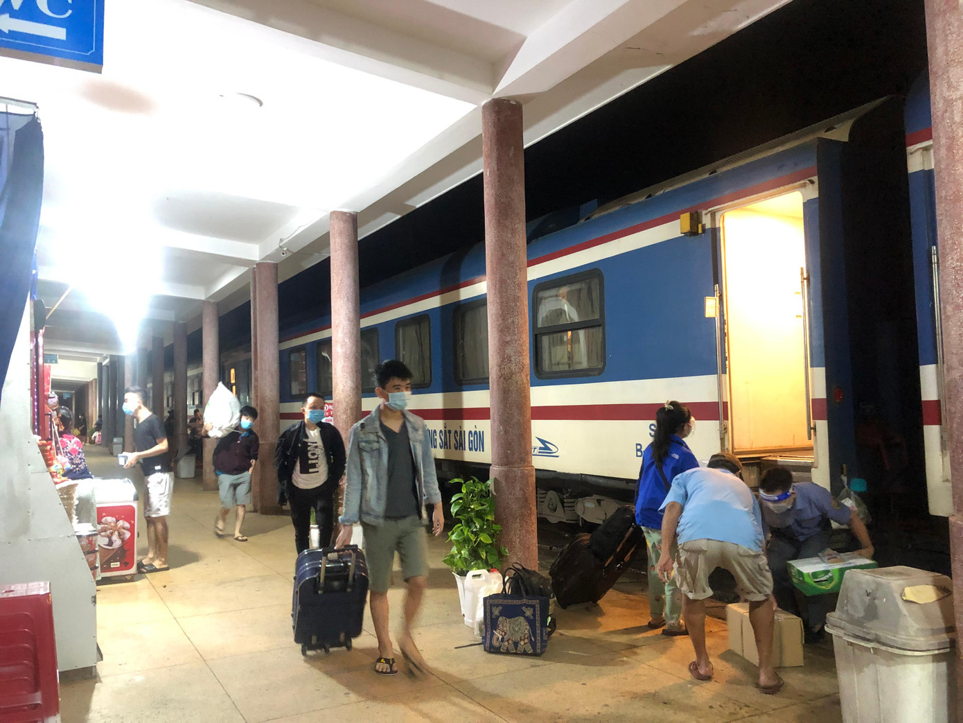 Người dân từ các địa phương khác đến TT-Huế chỉ cần khai báo y tế, quét mã QR tại sân bay, nhà ga và các cửa ngõ