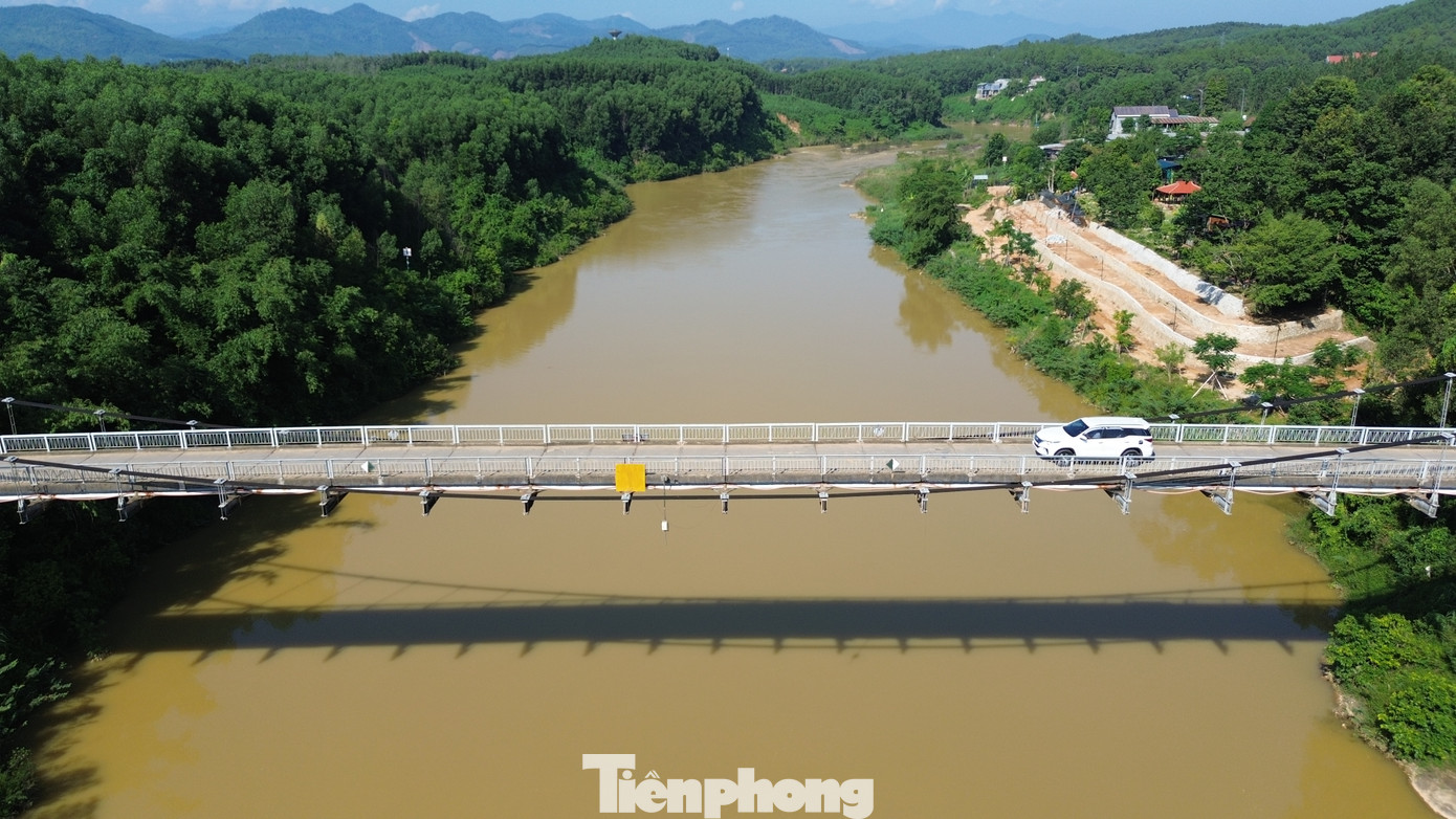 “Hiện nay, dự án xây mới cầu Bình Thành bằng kết cấu bê tông cứng nằm trong kế hoạch đầu tư trung hạn, chưa thể triển khai trong một sớm một chiều. Trong khi tuyến giao thông qua cầu là độc đạo, huyết mạch nối đôi bờ sông Hương. Đặc biệt, Bình Thành có diện tích rừng trồng rất lớn, đến mùa khai thác gỗ, cây cầu cũ kỹ lại phải gánh hàng trăm lượt ô tô tải qua lại”, ông Thịnh chia sẻ.
