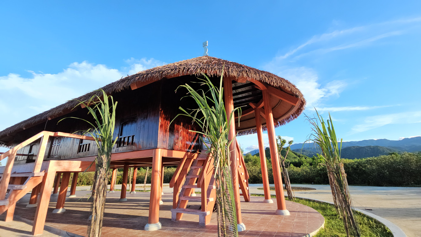 Dự án gồm tổ hợp khối nhà sinh hoạt cộng đồng chung các dân tộc thiểu số, nhà sàn truyền thống của đồng bào Cơ Tu, Tà Ôi, Pa Cô và các hạng mục sân, vườn, cây xanh, đường giao thông, điện, nước, trang trí cảnh quan, đường sá, được xây dựng trên tổng diện tích 5 ha. Dự án gồm tổ hợp khối nhà sinh hoạt cộng đồng chung các dân tộc thiểu số, nhà sàn truyền thống của đồng bào Cơ Tu, Tà Ôi, Pa Cô và các hạng mục sân, vườn, cây xanh, đường giao thông, điện, nước, trang trí cảnh quan, đường sá, được xây dựng trên tổng diện tích 5 ha.