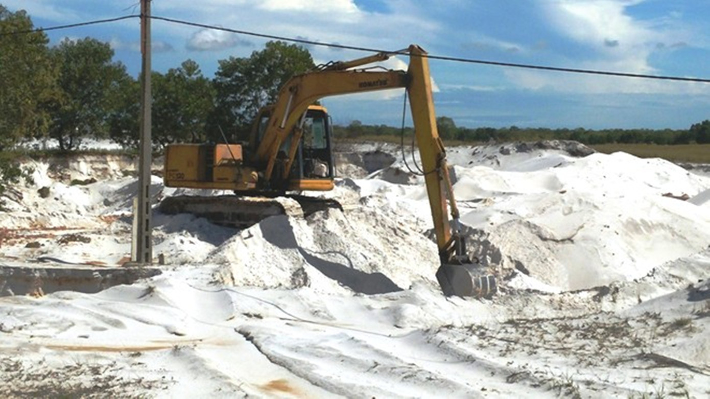Khai thác cát trắng tại vùng trảng cát nội đồng xã Phong Chương, thị xã Phong Điền, Huế.