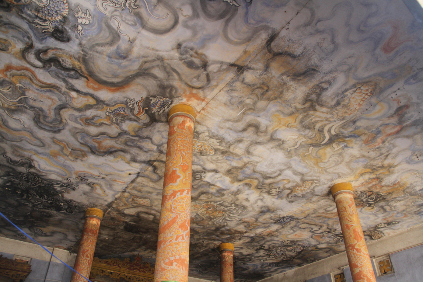 Bức "Long Vân Khế Hội" hay còn gọi là Cửu Long Ẩn Vân là bức tranh quý được vẽ trên trần điện Đại Hùng của chùa Diệu Đế ở TP Huế. Bức tranh có chiều dài hơn 10 m, rộng gần 11 m, vẽ 5 con rồng uốn lượn ẩn hiện trong các tầng mây trên trần điện và 4 con rồng quấn quanh 4 cột trụ lớn theo một điển tích xưa của nhà Phật.