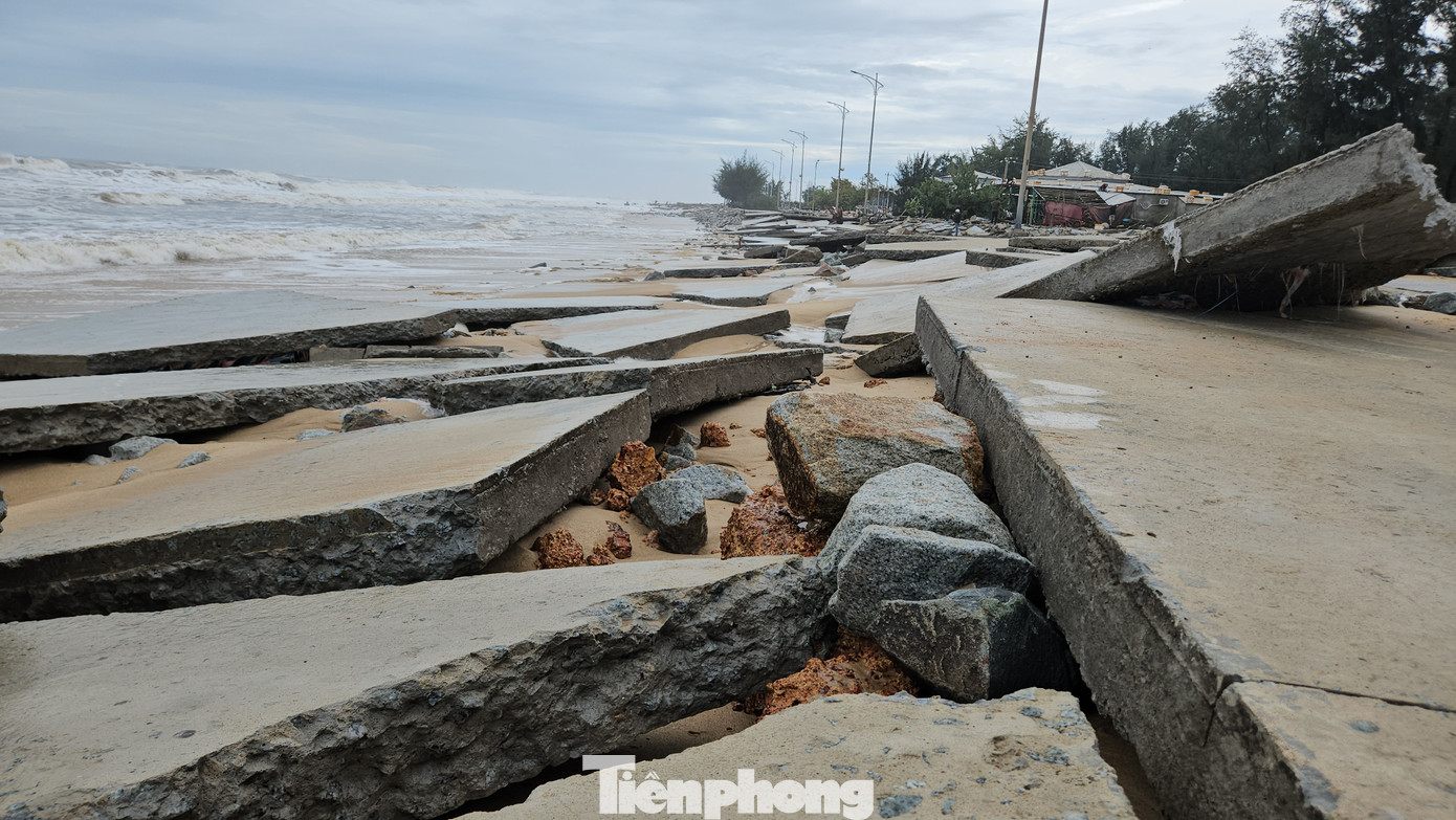 Tại đây, hàng trăm mét bờ biển, bờ kè, đường dạo ven bãi tắm đã bị sóng lớn, triều cường được tạo nên từ gió bão đánh sập, cuốn trôi, hư hỏng tan nát.
