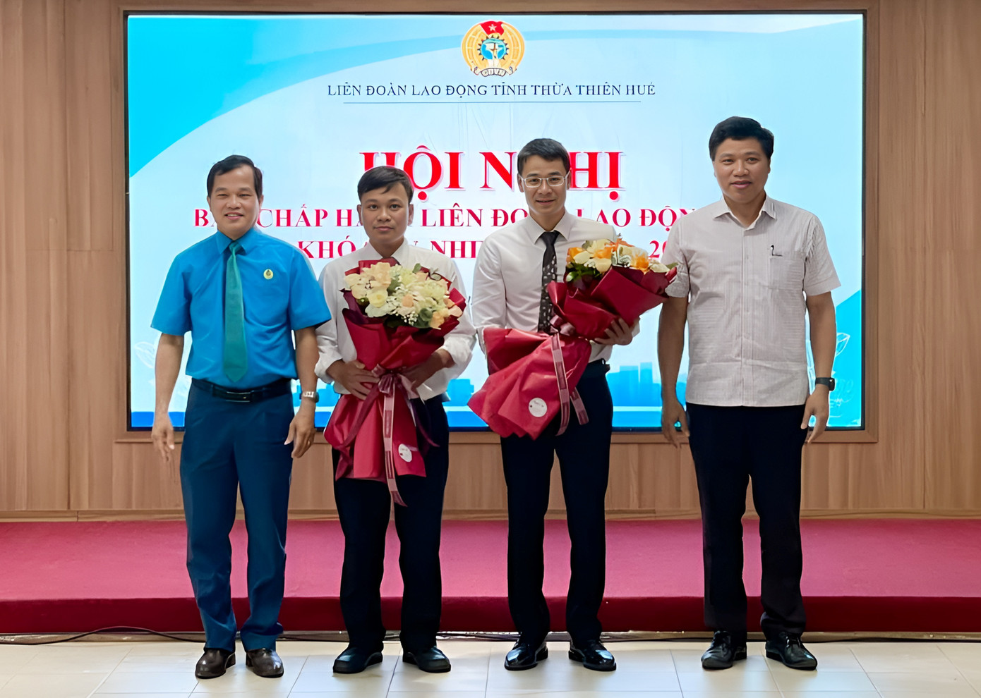 Ông Nguyễn Quý và Trần Ngọc Dương (thứ hai và thứ ba từ trái sang) được bầu bổ sung giữ chức vụ Phó Chủ tịch LĐLĐ tỉnh TT-Huế khoá XV, nhiệm kỳ 2023-2028.