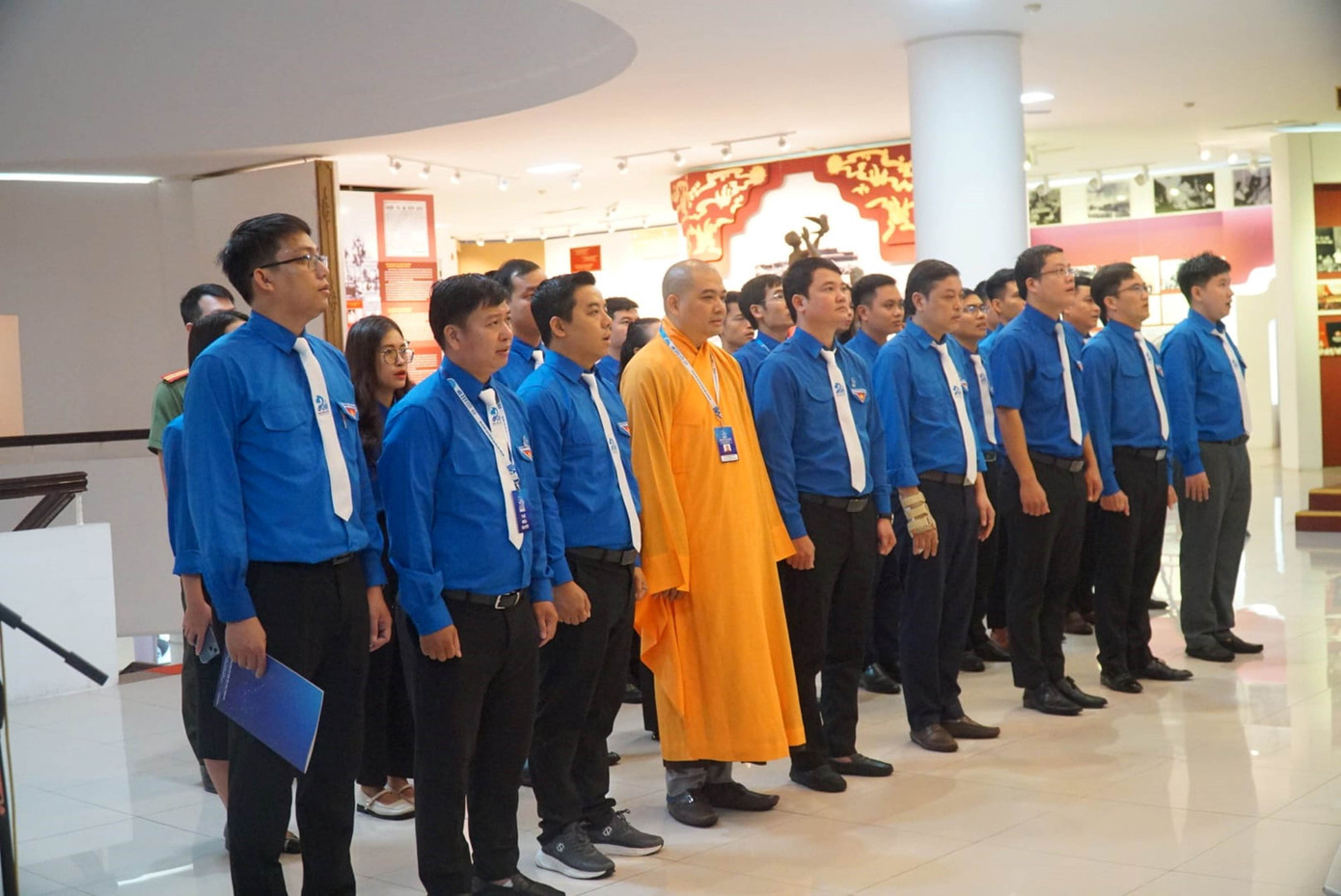 Đoàn đại biểu dâng hoa, báo công lên Bác tại Bảo tàng Hồ Chí Minh chi nhánh Huế. Đoàn đại biểu dâng hoa, báo công lên Bác tại Bảo tàng Hồ Chí Minh chi nhánh Huế.