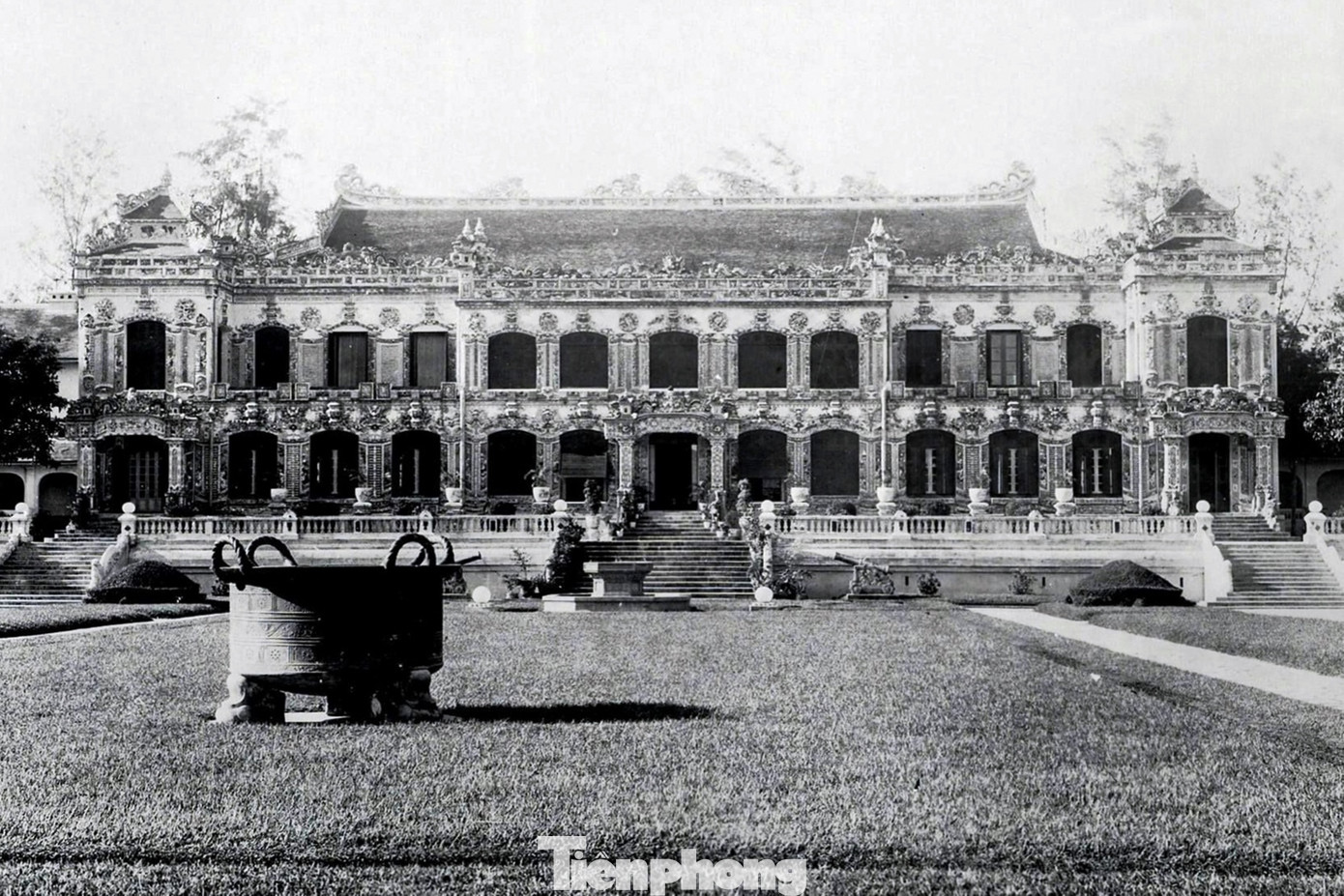 Điện Kiến Trung được xây dựng trong giai đoạn 1921-1923 dưới thời vua Khải Định. Đến năm 1932, vua Bảo Đại cho cải tạo lại nội thất của ngôi điện và lắp đặt thêm nhiều tiện nghi của phương Tây. Đây là nơi làm việc và sinh hoạt của hai vị vua cuối triều Nguyễn là Khải Định và Bảo Đại. Ảnh tư liệu Điện Kiến Trung được xây dựng trong giai đoạn 1921-1923 dưới thời vua Khải Định. Đến năm 1932, vua Bảo Đại cho cải tạo lại nội thất của ngôi điện và lắp đặt thêm nhiều tiện nghi của phương Tây. Đây là nơi làm việc và sinh hoạt của hai vị vua cuối triều Nguyễn là Khải Định và Bảo Đại. Ảnh tư liệu