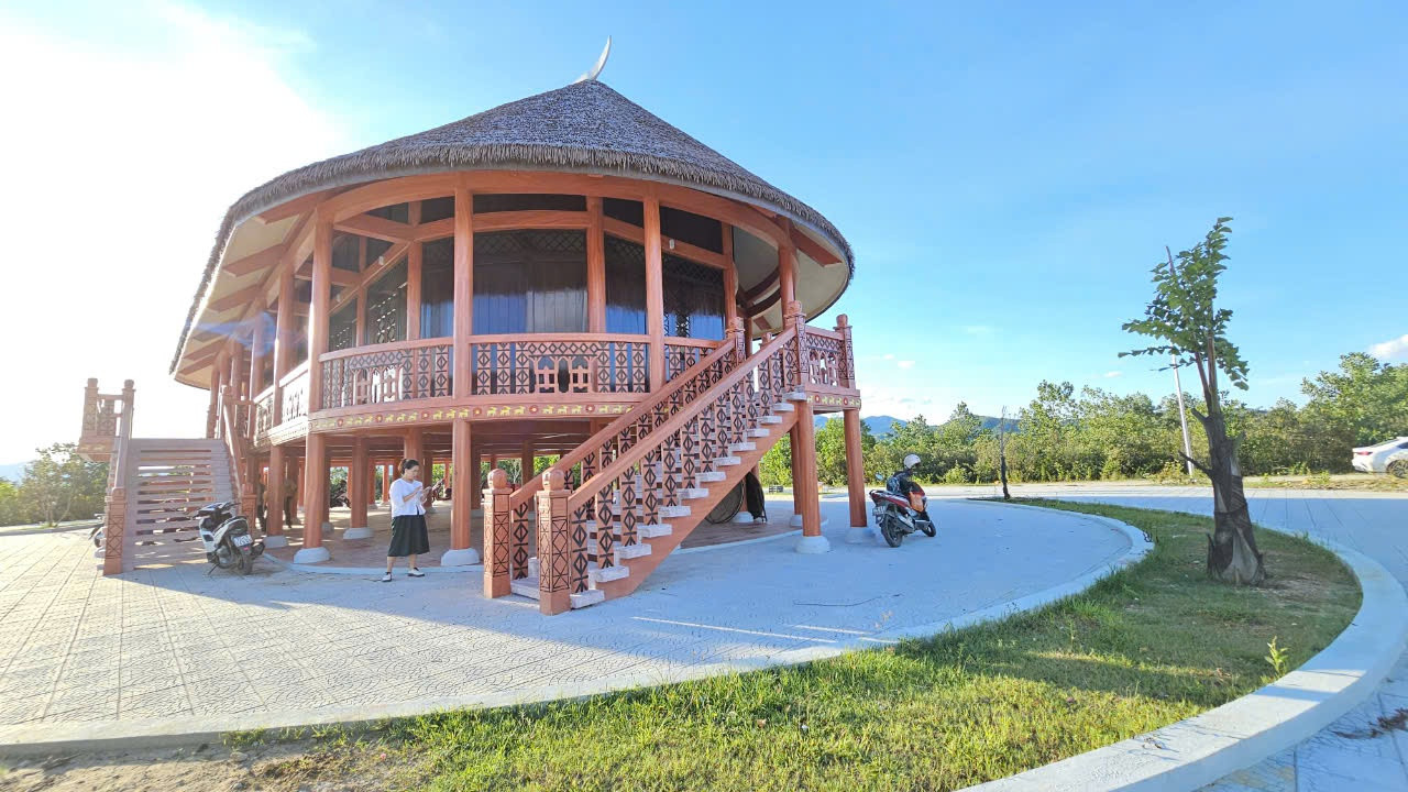 Nhà sàn truyền thống của đồng bào dân tộc thiểu số tại Làng văn hóa truyền thống các dân tộc thiểu số huyện A Lưới.