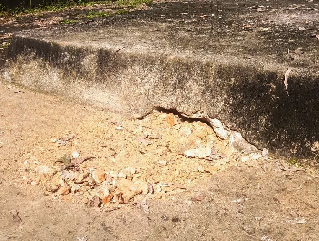 Hố đào được lấp lại, với dấu vết đất đá còn mới.