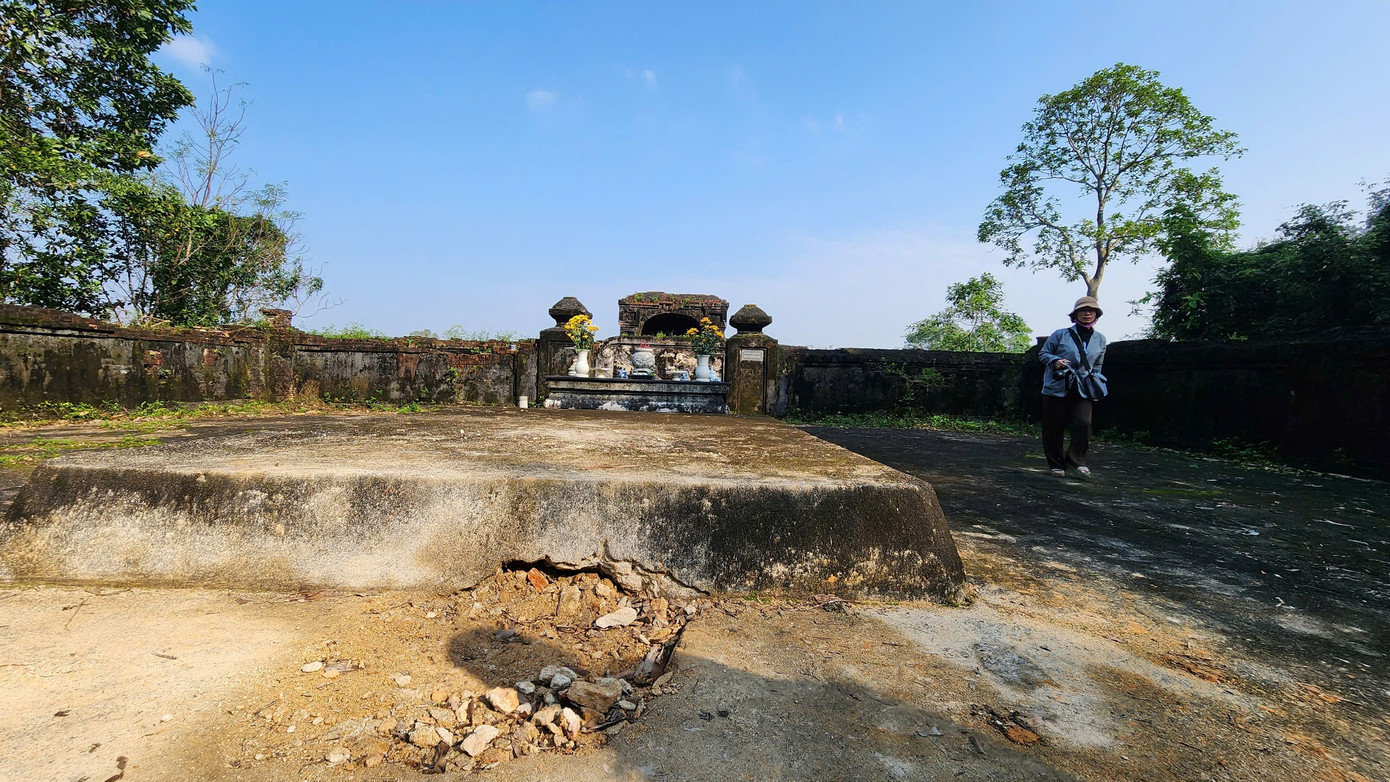 Hiện trường vụ xâm hại lăng mộ chúa Nguyễn Phúc Khoát.