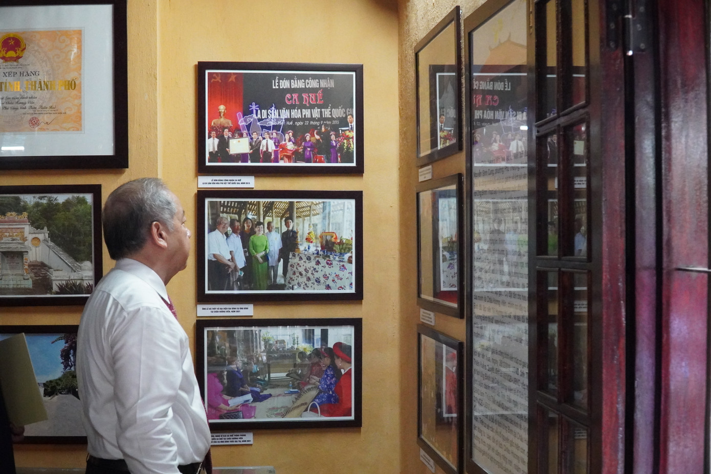 Nơi đây cũng là không gian trưng bày một số hình ảnh, sách báo, tư liệu liên quan đến danh nhân Ưng Bình và thơ, ca, nghệ thuật truyền thống Huế. Nơi đây cũng là không gian trưng bày một số hình ảnh, sách báo, tư liệu liên quan đến danh nhân Ưng Bình và thơ, ca, nghệ thuật truyền thống Huế.