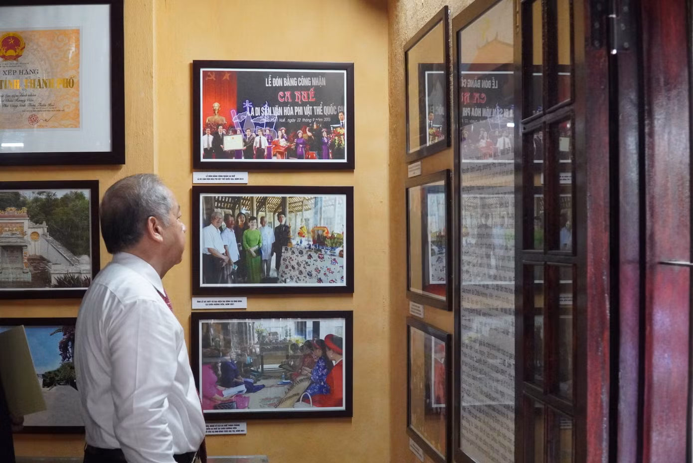 Nơi đây cũng là không gian trưng bày một số hình ảnh, sách báo, tư liệu liên quan đến danh nhân Ưng Bình và thơ, ca, nghệ thuật truyền thống Huế.