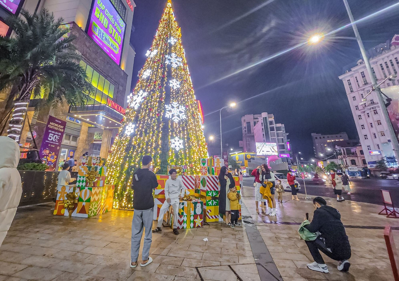 Không khí, màu sắc Giáng sinh an lành còn lan tỏa ra những địa điểm công cộng ở TP Huế. Trong ảnh là hoạt động chụp ảnh lưu niệm mùa Giáng sinh 2022 tại cây thông Noel trước khách sạn Vinpearl Huế. Ảnh Xuân Đạt