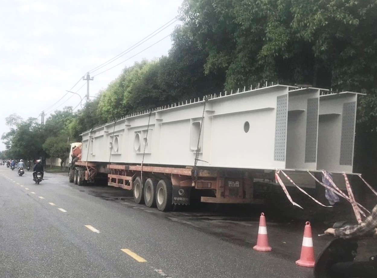 Chiếc xe chở hàng siêu trường được điều khiển bởi người không có GPLX bị lực lượng cảnh sát giao thông phát hiện, xử lý. Ảnh: CACC