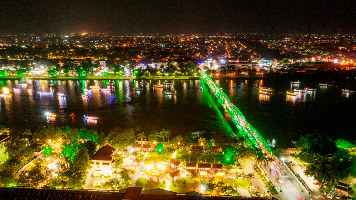 Theo UBND TP Huế, đây là lần đầu tiên chương trình “Tri ân dòng Hương” được tổ chức nhằm tri ân, bày tỏ sự cảm kích trước dòng Hương danh thắng có bề dày lịch sử đã ban mùa màng hoa trái và trầm tích văn hóa xứ sở. Ảnh: Đ.Hoàng