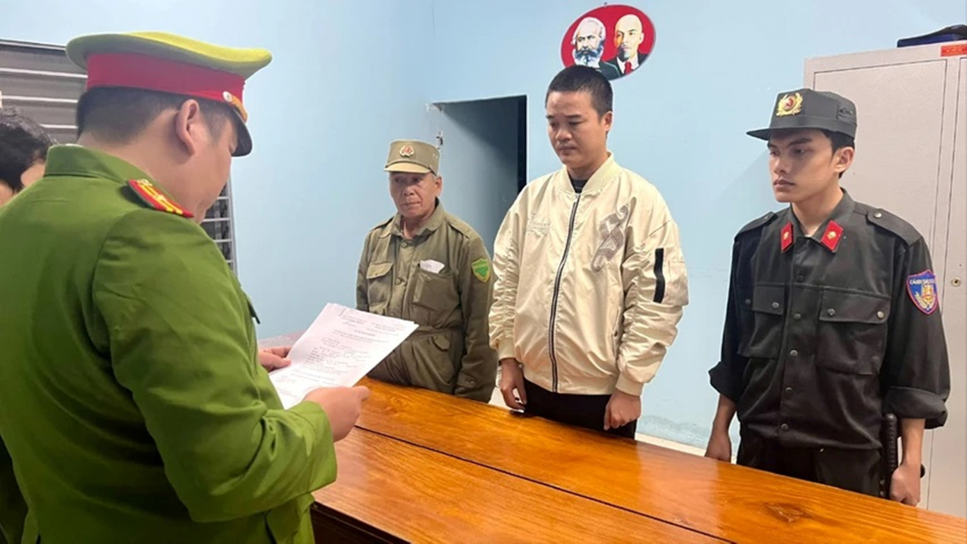 Đọc lệnh khởi tố, bắt tạm giam đối tượng Hoàng Anh Luân (thứ 2 từ phải sang). Ảnh: CACC