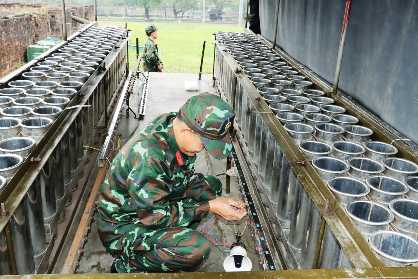 Đến chiều 30 Tết (ngày 21/1), Bộ Chỉ huy Quân sự tỉnh TT-Huế đã hoàn tất công tác lắp đặt, thiết dựng hệ thống trình diễn pháo hoa đêm giao thừa và chào mừng năm mới Quý Mão 2023.