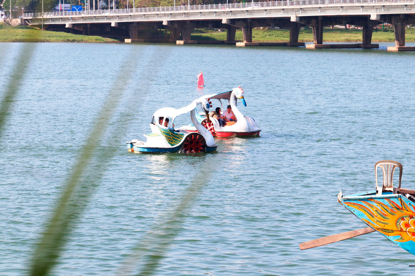 Nhiều người chọn bơi thuyền, đạp vịt giữa sông Hương để giải trí, thư giãn