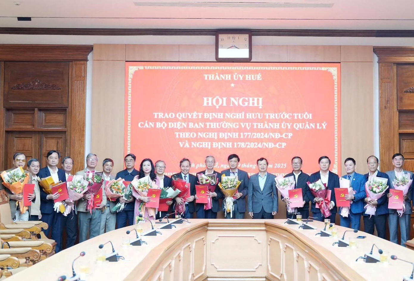 Bí thư Thành ủy Huế Lê Trường Lưu tặng hoa cho 16 cán bộ diện Ban Thường vụ Thành ủy quản lý nhận quyết định nghỉ hưu trước tuổi. Bí thư Thành ủy Huế Lê Trường Lưu tặng hoa cho 16 cán bộ diện Ban Thường vụ Thành ủy quản lý nhận quyết định nghỉ hưu trước tuổi.