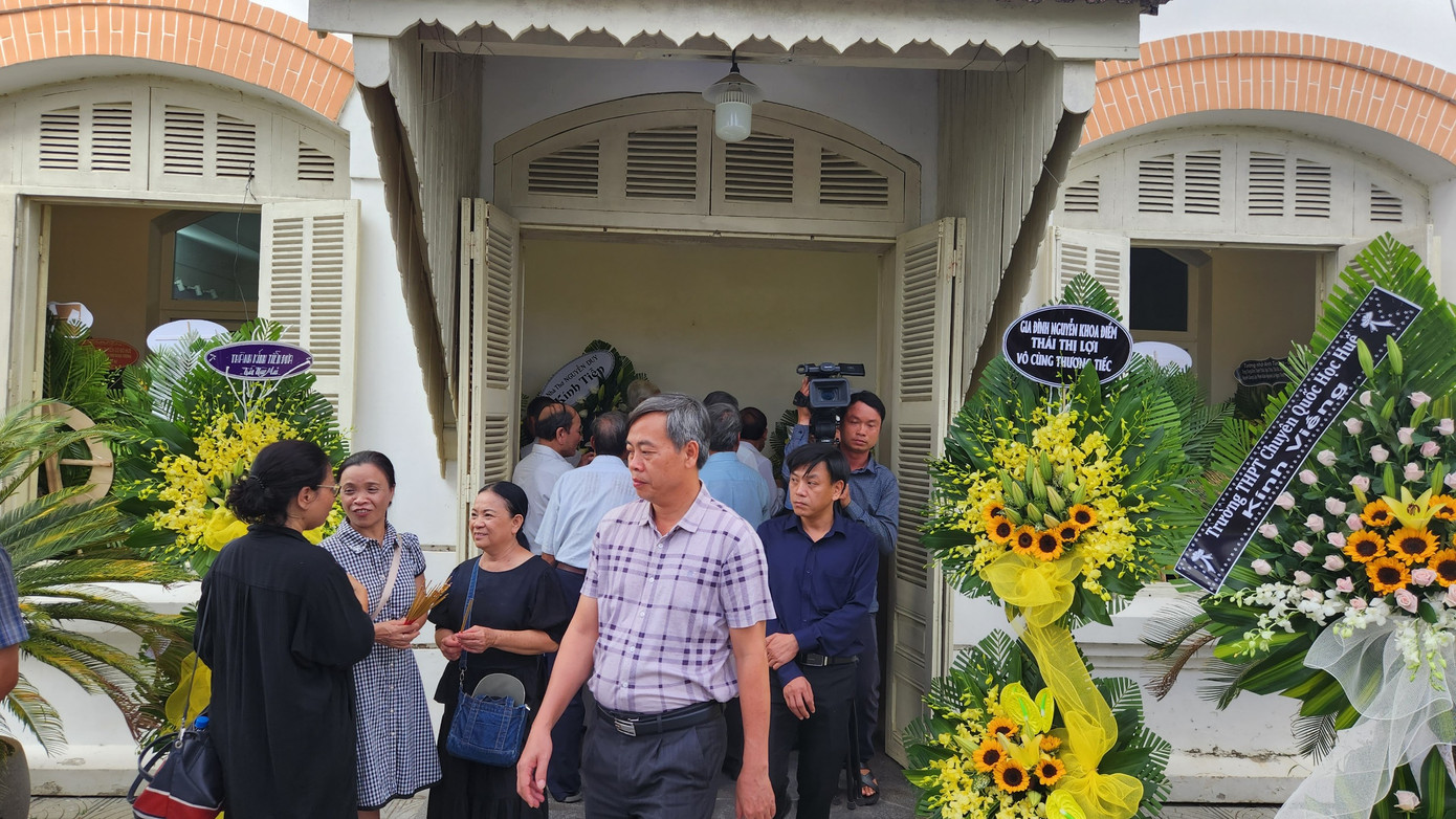 Đông đảo văn nghệ sĩ, lãnh đạo các địa phương, người dân, người mến mộ, thân quyến về dự chương trình tưởng nhớ. Ảnh: N.V.