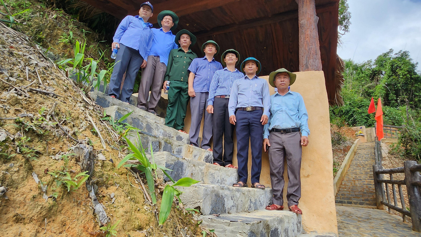 Khách tham quan chụp hình lưu niệm tại khu di tích địa đạo Khu ủy Trị Thiên. Khách tham quan chụp hình lưu niệm tại khu di tích địa đạo Khu ủy Trị Thiên.