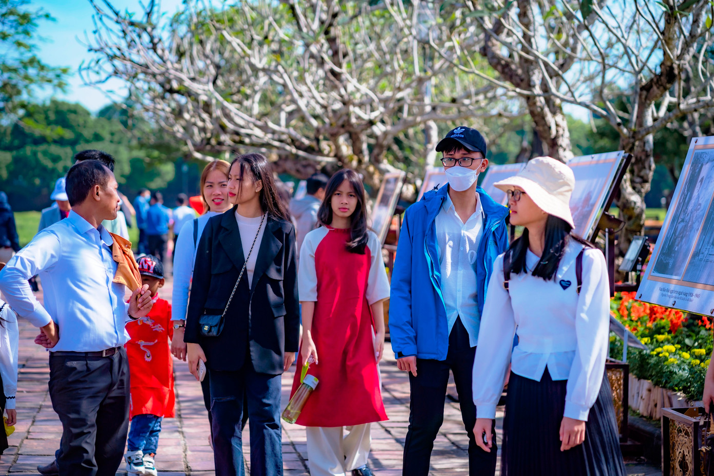 Nhiều người trẻ hào hứng khám phá chốn cung đình xưa ngày Tết. Ảnh: Đình Hoàng