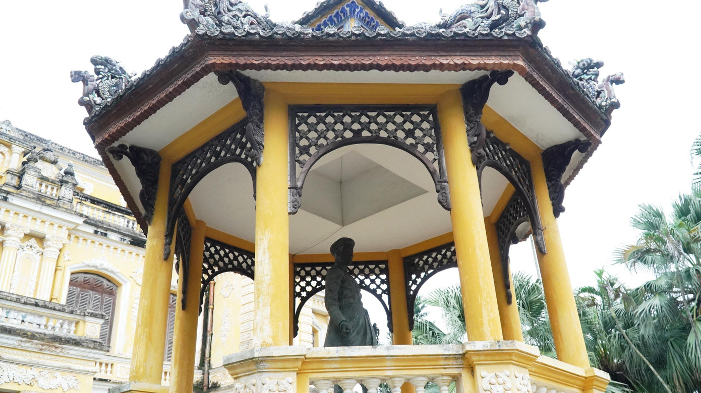 Tượng vua Khải Định phía trước sân cung điện