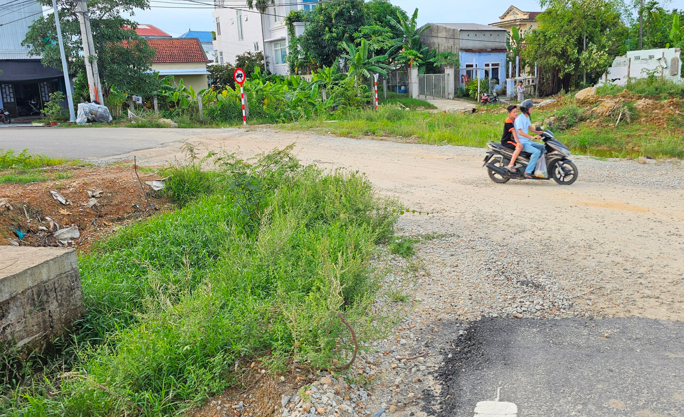 Đến bây giờ, nhiều người dân ở Tổ dân phố 6 phường Xuân Phú vẫn chưa quên trận lũ lớn giữa tháng 11 năm 2023 đã biến đoạn cuối đường Nguyễn Lộ Trạch thành điểm thoát nước chảy xiết, từng suýt cuốn trôi hơn 10 người khi lưu thông qua đây nếu không có sự cảnh báo, hướng dẫn tận tình của cư dân địa phương. Đến bây giờ, nhiều người dân ở Tổ dân phố 6 phường Xuân Phú vẫn chưa quên trận lũ lớn giữa tháng 11 năm 2023 đã biến đoạn cuối đường Nguyễn Lộ Trạch thành điểm thoát nước chảy xiết, từng suýt cuốn trôi hơn 10 người khi lưu thông qua đây nếu không có sự cảnh báo, hướng dẫn tận tình của cư dân địa phương.