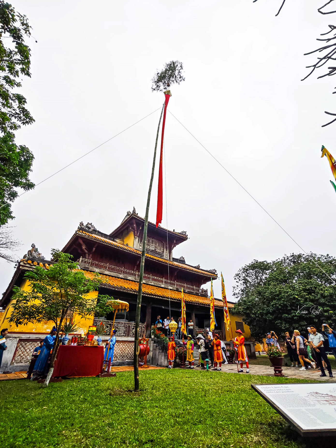 Vào thời nhà Nguyễn, mỗi khi thấy cây nêu được dựng lên trong Hoàng cung, toàn dân theo đó cũng đồng loạt dựng nêu và bắt đầu đón Tết. Ảnh: Xuân Đạt