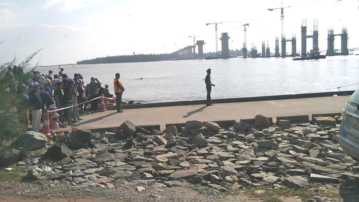 Công an bảo vệ hiện trường vụ tai nạn làm 3 học sinh thương vong. (Ảnh: CTV)