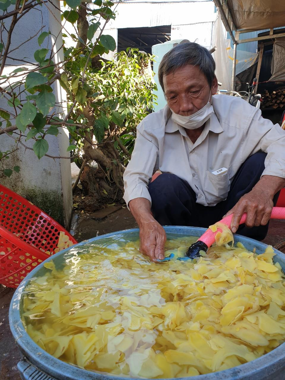 Gừng củ còn tươi sau khi gọt vỏ, thái mỏng và rửa sạch được ngâm với nước cốt chanh khoảng nửa giờ để tạo độ vàng, sau đó vớt ra rổ để ráo. Gừng thái lát cho vào nồi luộc vừa chín, không luộc quá kỹ.