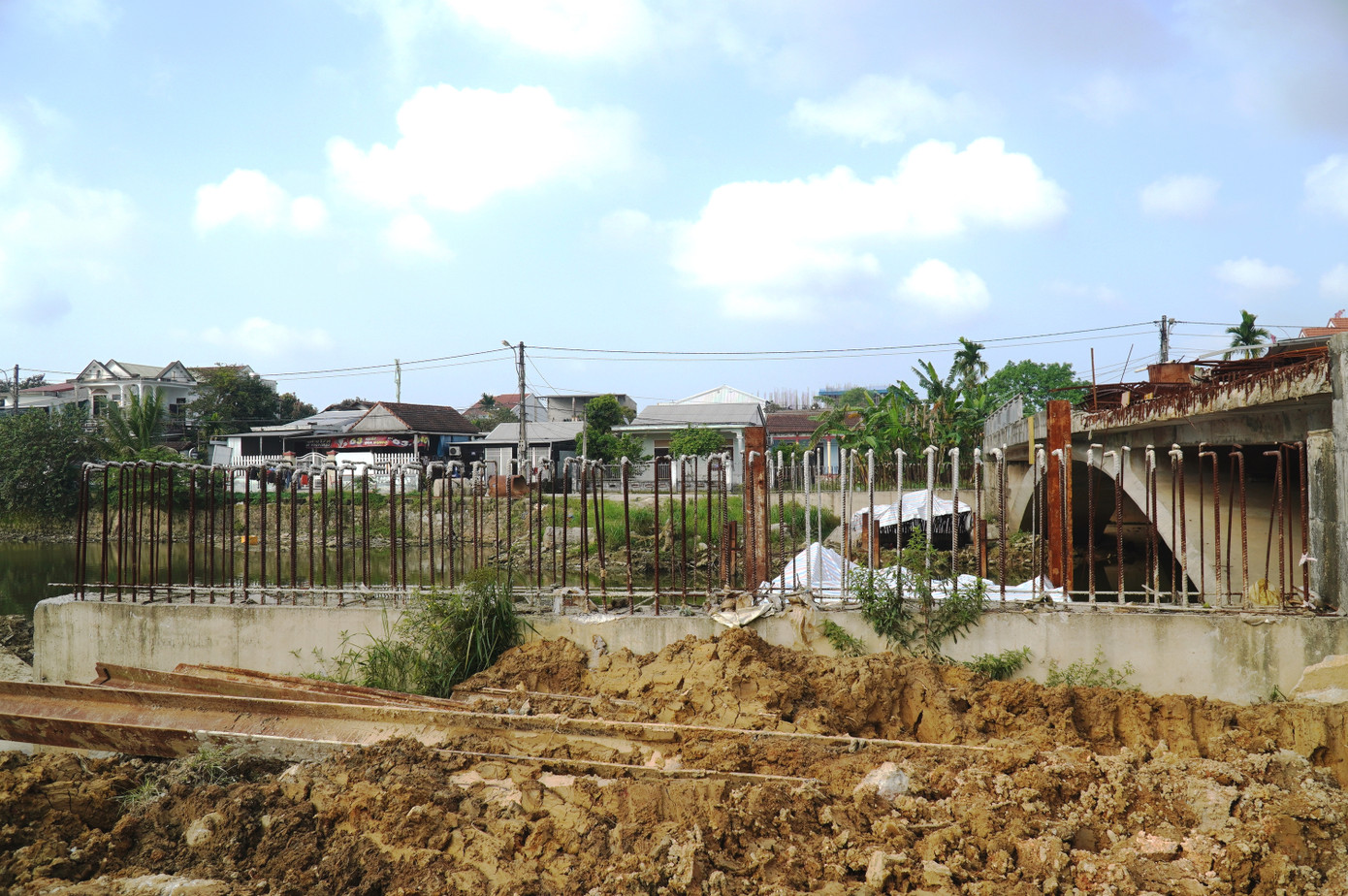 Với gói thầu thi công phần mở rộng mặt cầu, đến nay, khối lượng thực hiện 21,3 tỷ đồng, đạt 63,3% giá trị hợp đồng. Tuy nhiên, theo ông Ngọc, trong quá trình thi công các hạng mục thuộc gói thầu này, nhà thầu chưa thực sự nỗ lực, quyết liệt triển khai thi công, trong khi khối lượng công việc còn lại rất nhiều.