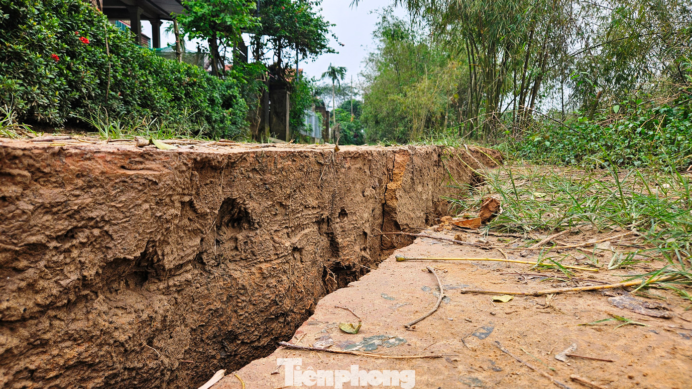 Đoạn đường bị nứt gãy như một nhát cắt lớn. Đoạn đường bị nứt gãy như một nhát cắt lớn.