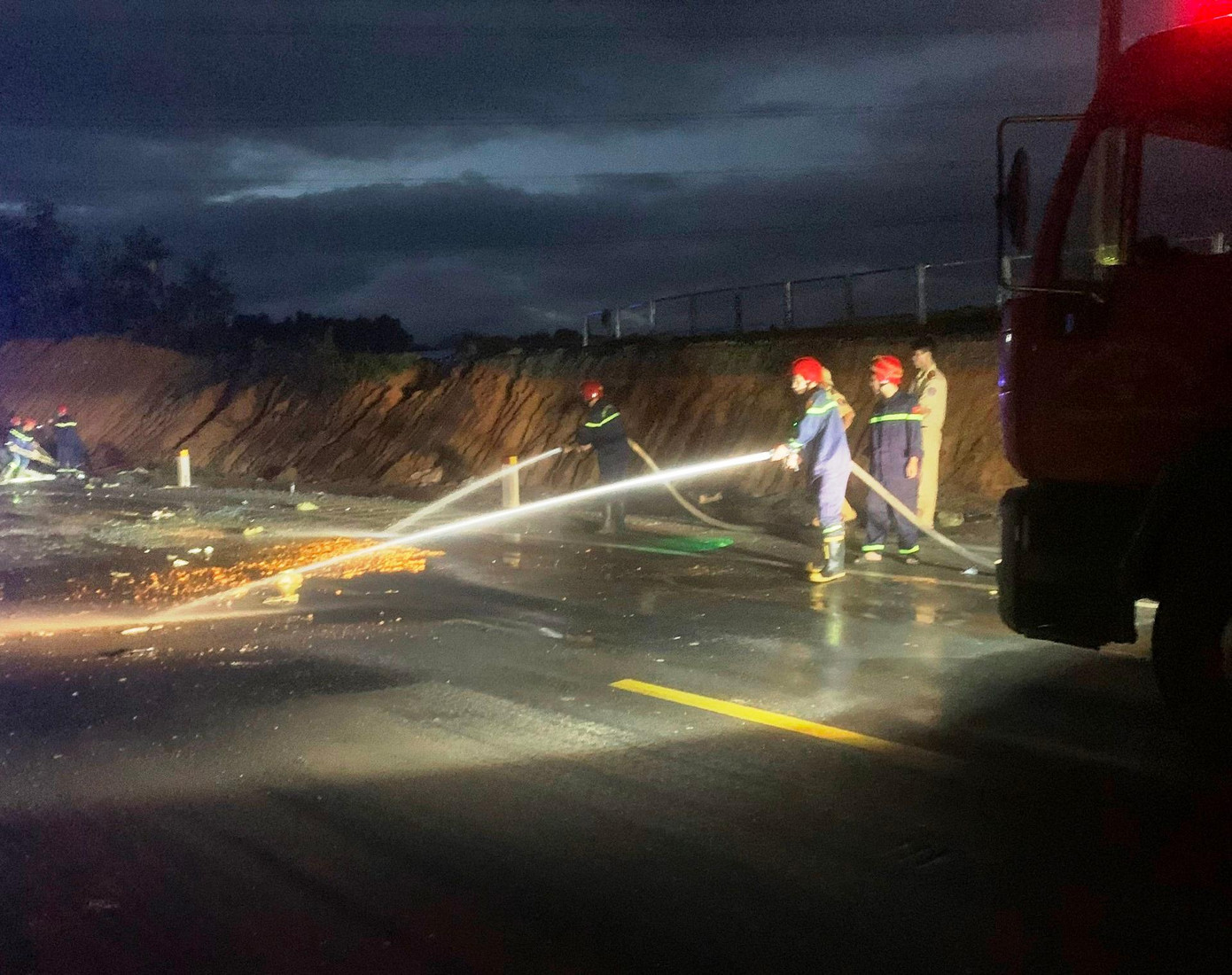 Lực lượng chức năng xử lý hiện trường, bảo đảm an toàn giao thông trên tuyến sau vụ tai nạn. Lực lượng chức năng xử lý hiện trường, bảo đảm an toàn giao thông trên tuyến sau vụ tai nạn.