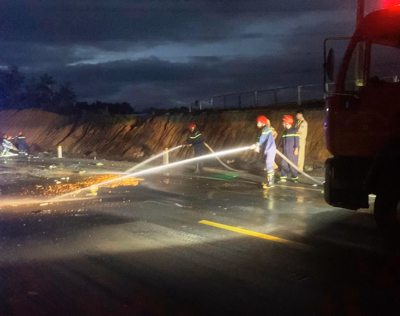 Lực lượng chức năng xử lý hiện trường, bảo đảm an toàn giao thông trên tuyến sau vụ tai nạn.